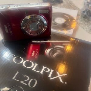 Nikon COOLPIX L20 Digital Camera *Battery Door Defect, Tape to close. *Working*